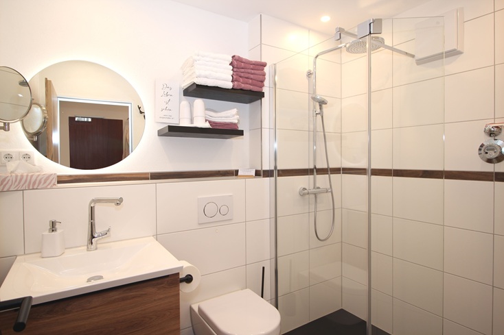 Badezimmer mit Dusche